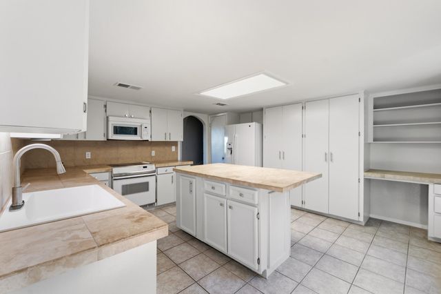606 Rolling Hills RD, Liberty Hill, TX 78642