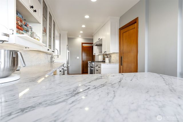 2301 Rosemont Place W, Seattle, WA 98199