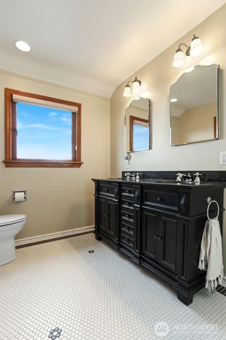 2301 Rosemont Place W, Seattle, WA 98199