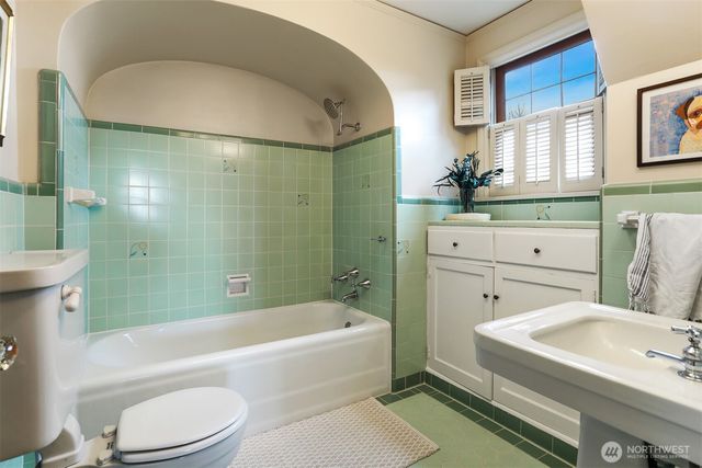 2301 Rosemont Place W, Seattle, WA 98199