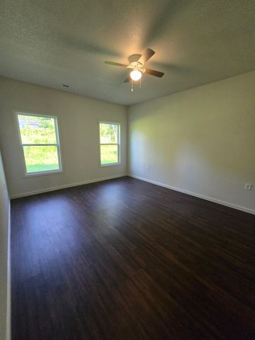 920 Willow Dr, Lawrenceburg, TN 38464