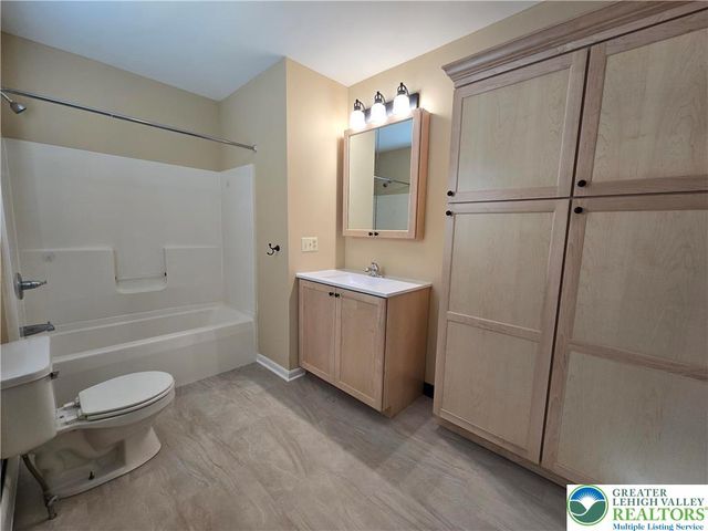 40 Evergreen Street B, Nazareth Boro, PA 18064