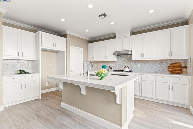 1525 Middle Ln, Hayward, CA 94545