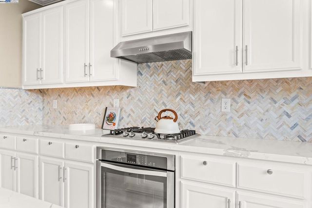 1525 Middle Ln, Hayward, CA 94545