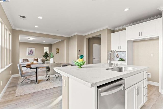 1525 Middle Ln, Hayward, CA 94545