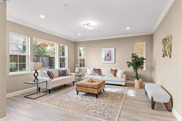 1525 Middle Ln, Hayward, CA 94545