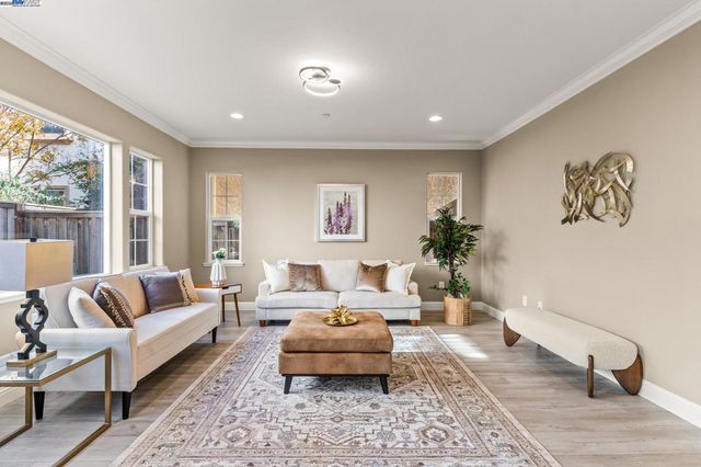 1525 Middle Ln, Hayward, CA 94545