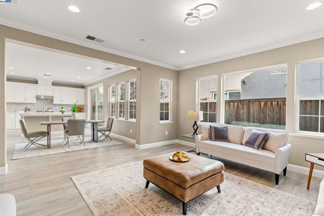 1525 Middle Ln, Hayward, CA 94545