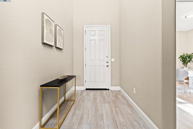 1525 Middle Ln, Hayward, CA 94545