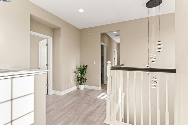 1525 Middle Ln, Hayward, CA 94545