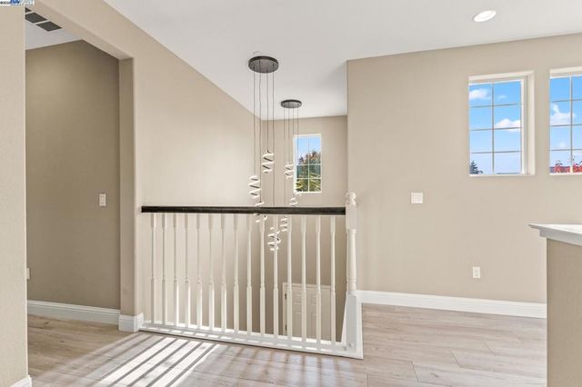 1525 Middle Ln, Hayward, CA 94545