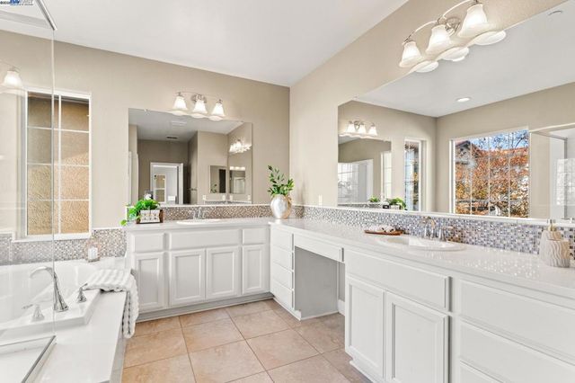 1525 Middle Ln, Hayward, CA 94545