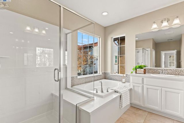 1525 Middle Ln, Hayward, CA 94545