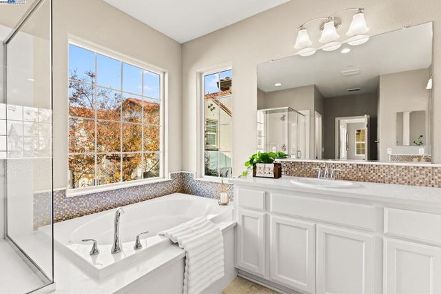 1525 Middle Ln, Hayward, CA 94545