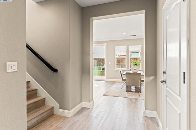 1525 Middle Ln, Hayward, CA 94545