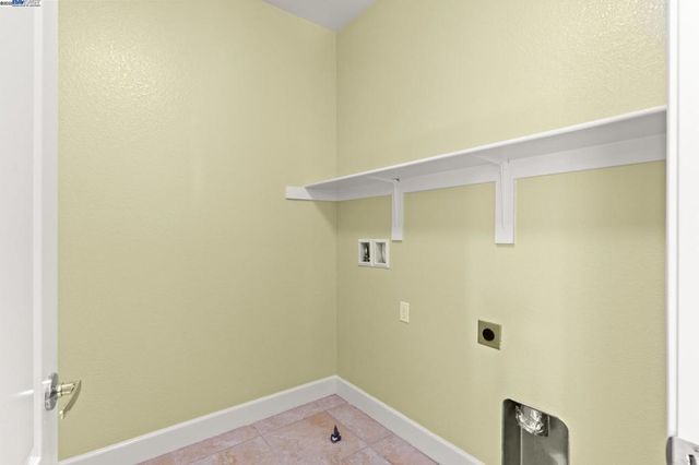 1525 Middle Ln, Hayward, CA 94545