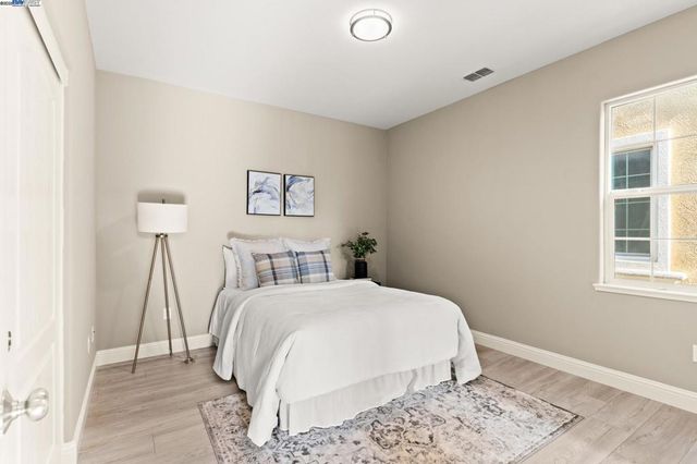 1525 Middle Ln, Hayward, CA 94545