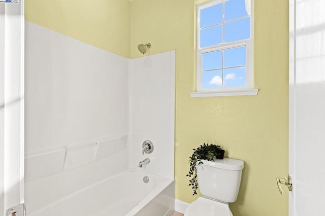 1525 Middle Ln, Hayward, CA 94545