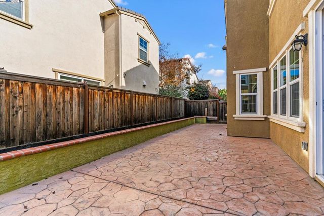 1525 Middle Ln, Hayward, CA 94545