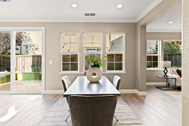 1525 Middle Ln, Hayward, CA 94545