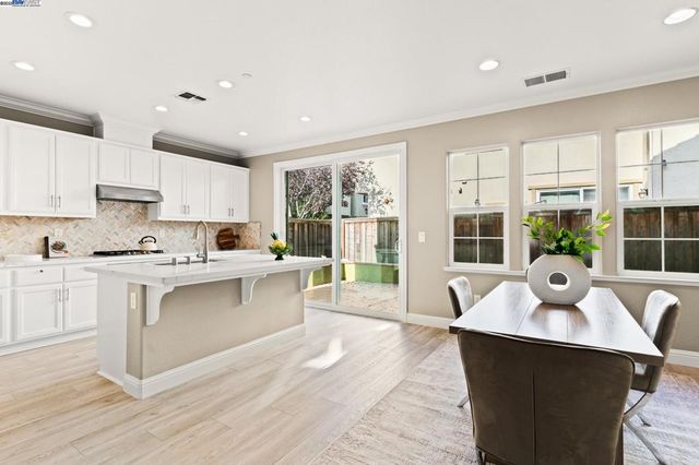 1525 Middle Ln, Hayward, CA 94545