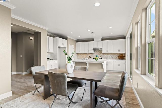 1525 Middle Ln, Hayward, CA 94545