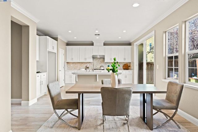 1525 Middle Ln, Hayward, CA 94545