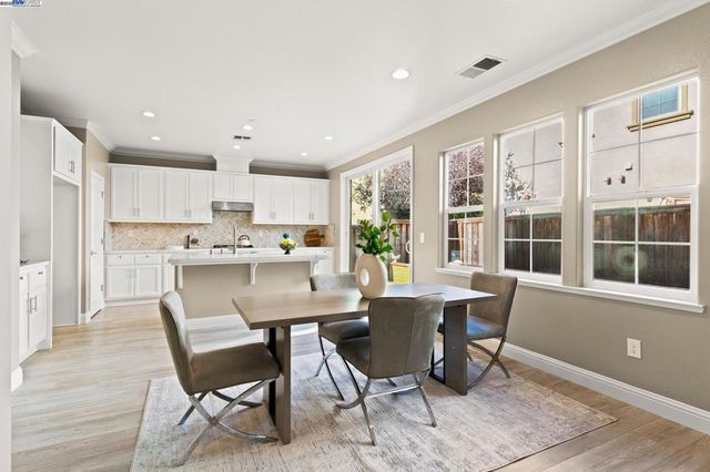 1525 Middle Ln, Hayward, CA 94545