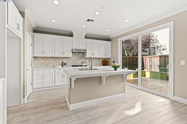 1525 Middle Ln, Hayward, CA 94545