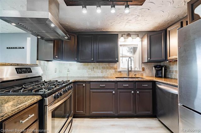 4020 Totem Lane, Waterford, MI 48328
