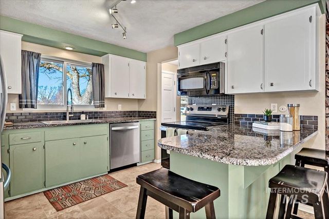 3912 N Pepperwood Dr, Boise, ID 83704