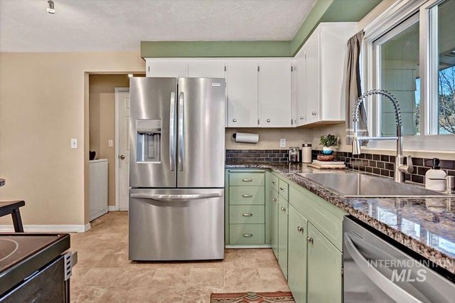 3912 N Pepperwood Dr, Boise, ID 83704