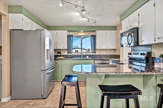 3912 N Pepperwood Dr, Boise, ID 83704