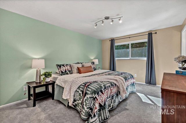 3912 N Pepperwood Dr, Boise, ID 83704