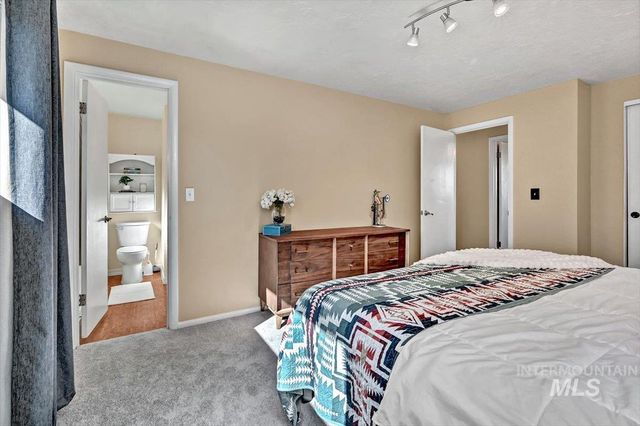 3912 N Pepperwood Dr, Boise, ID 83704