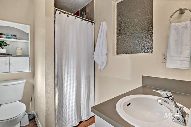 3912 N Pepperwood Dr, Boise, ID 83704