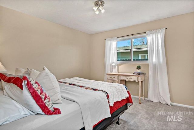 3912 N Pepperwood Dr, Boise, ID 83704