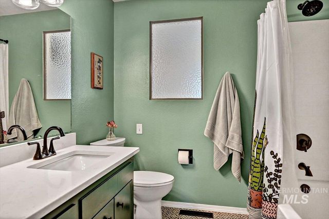 3912 N Pepperwood Dr, Boise, ID 83704