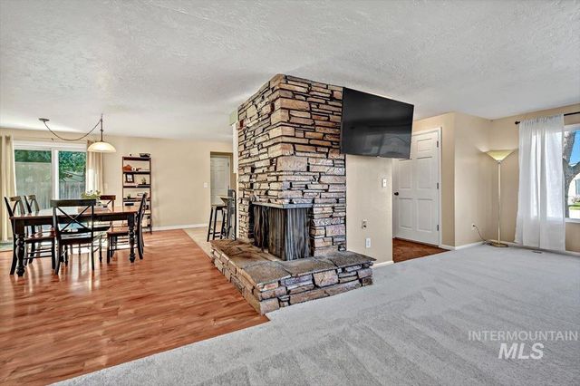 3912 N Pepperwood Dr, Boise, ID 83704