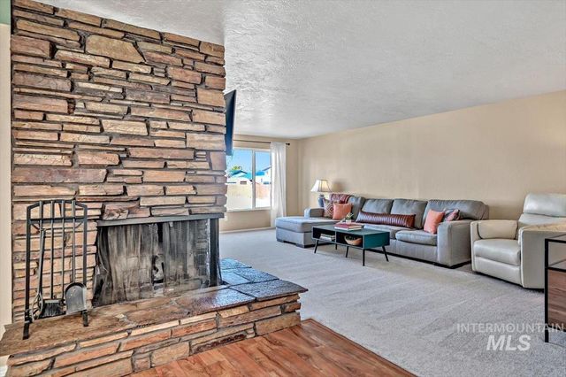 3912 N Pepperwood Dr, Boise, ID 83704