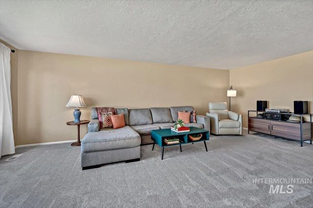 3912 N Pepperwood Dr, Boise, ID 83704