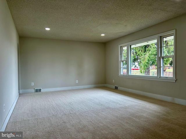 17911 OAK RIDGE DR, Hagerstown, MD 21740