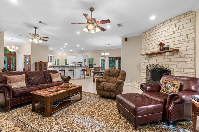 375 Crestview Drive, Livingston, TX 77351