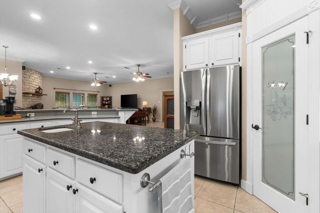375 Crestview Drive, Livingston, TX 77351