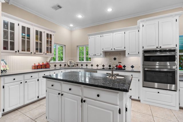 375 Crestview Drive, Livingston, TX 77351