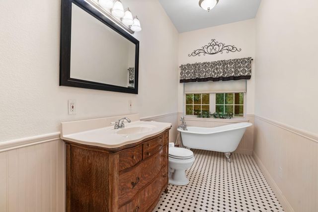 375 Crestview Drive, Livingston, TX 77351