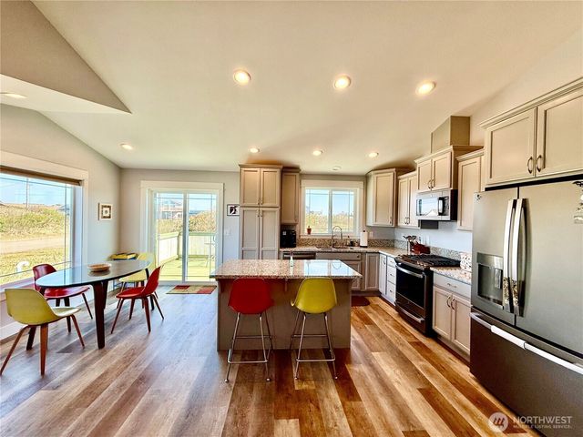 419 N Portal Loop SW, Ocean Shores, WA 98569