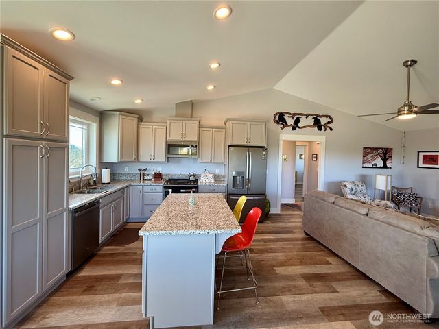 419 N Portal Loop SW, Ocean Shores, WA 98569