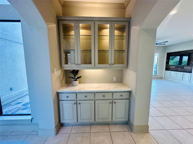 4 Mariners Lane, Kemah, TX 77565