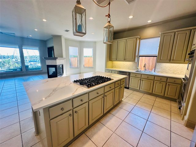 4 Mariners Lane, Kemah, TX 77565